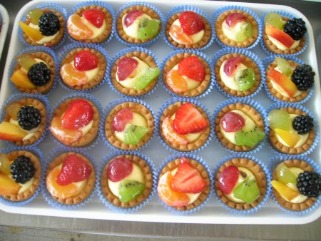 Mini crostatine con crema fresca e frutta fresca
